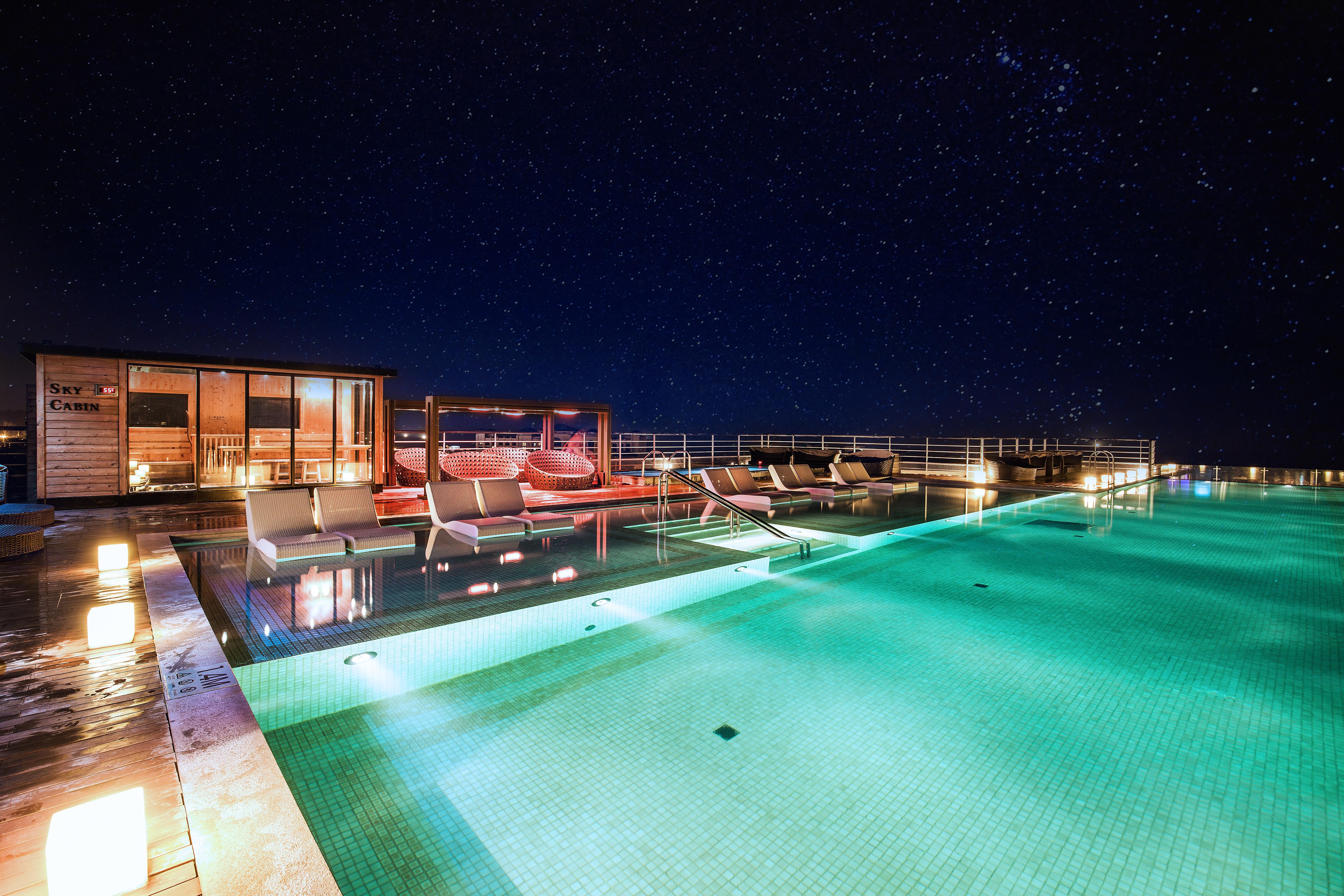 Kensington Jeju Hotel Exterior foto The rooftop pool at the hotel